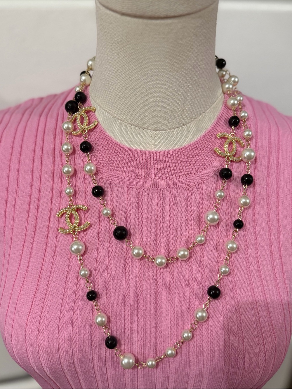 Chanel single strand Gold-Tone Pearl & Black Bead Logo Long Necklace - Pink
